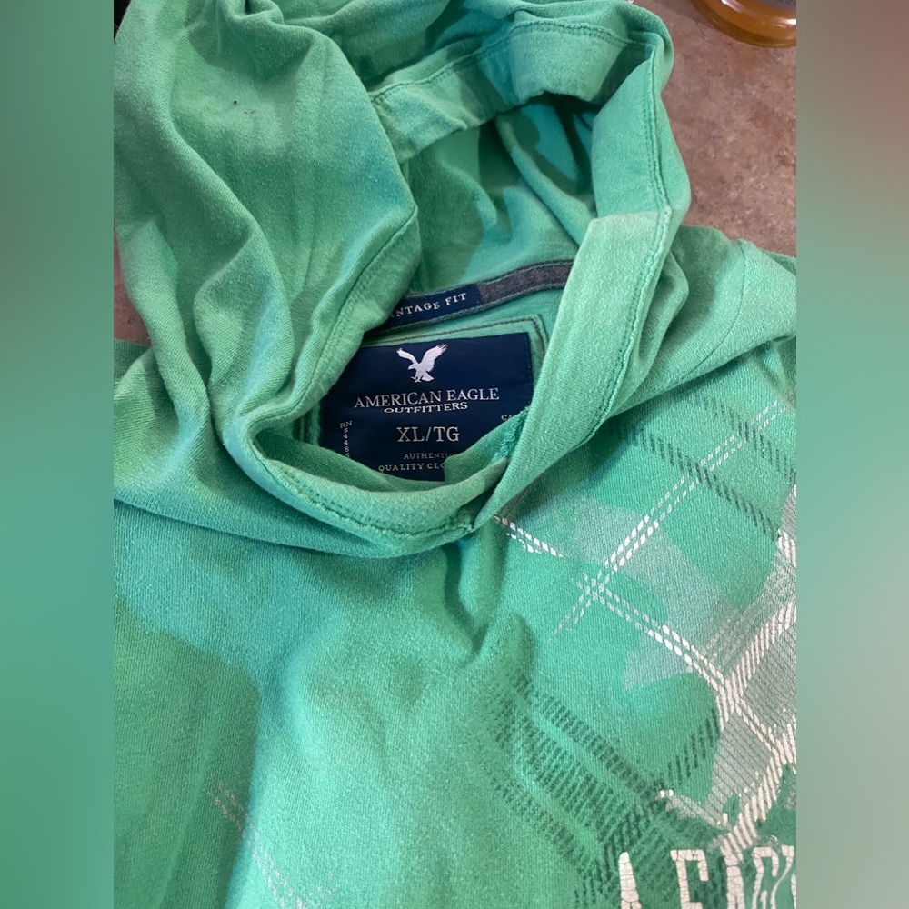 Green, American Eagle, long sleeve T-shirt, material hoodie. Size XL.